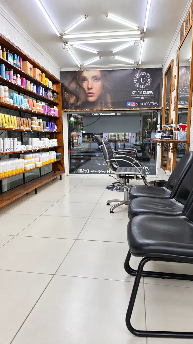 Entrada do salão com prateleiras de produtos