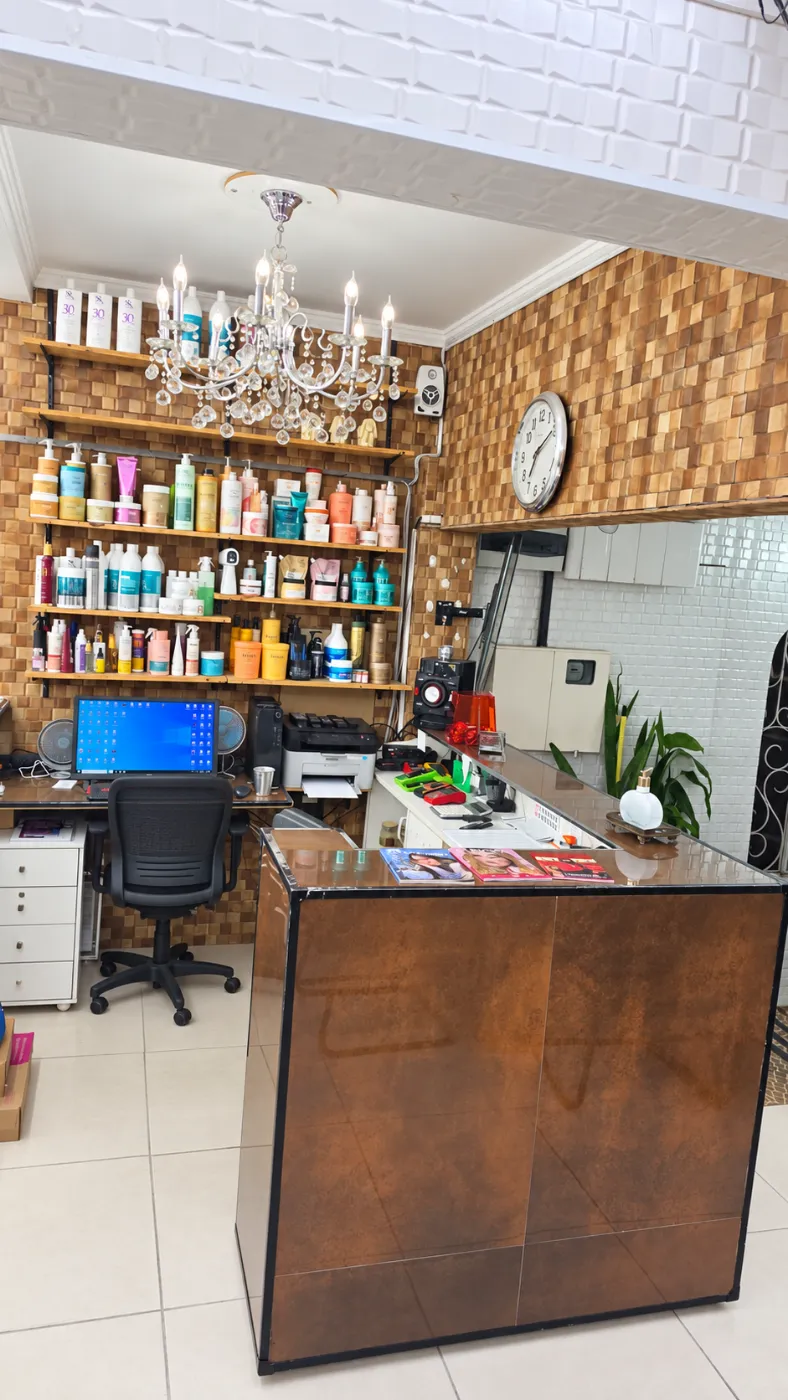 Recepção com lustre de cristal